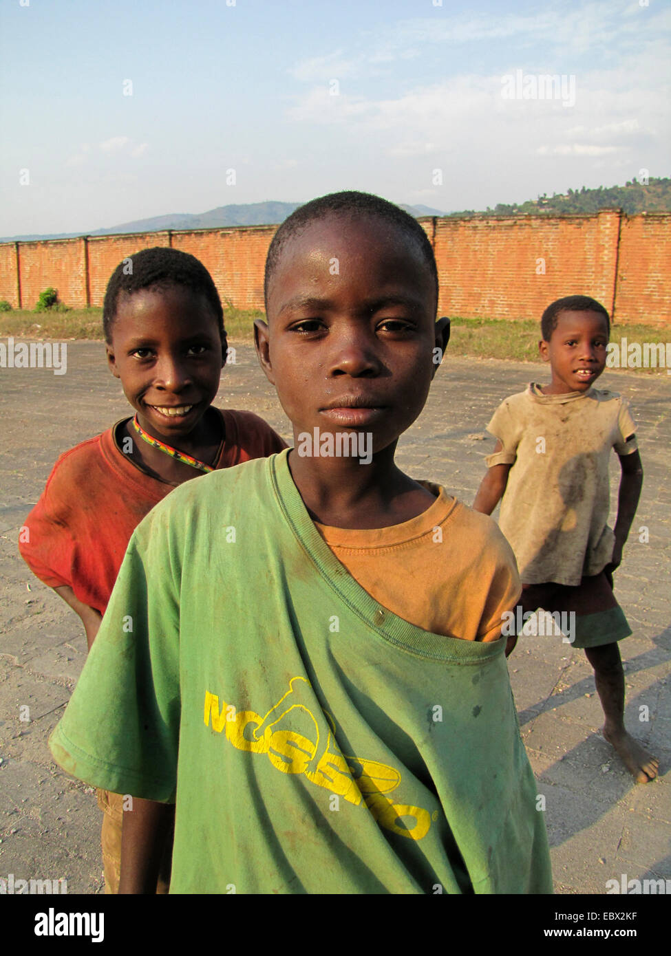 Bambini di strada giocando sul cantiere di una università, Burundi Bujumbura mairie, Kiriri Bujumbura Foto Stock