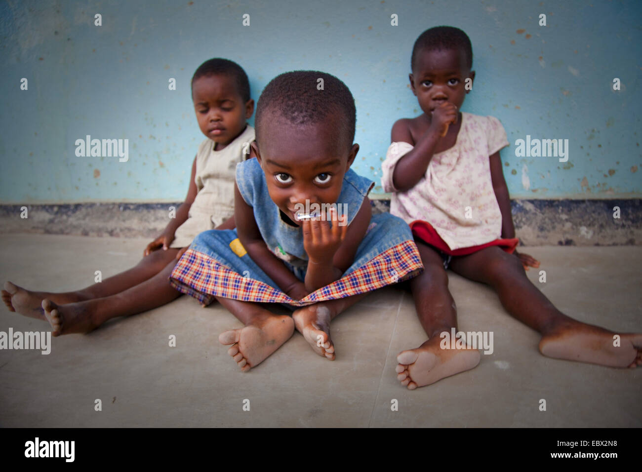 Tre bambine seduta sul pavimento di un orfanotrofio, Burundi Bujumbura Mairie, Bujumbura Foto Stock