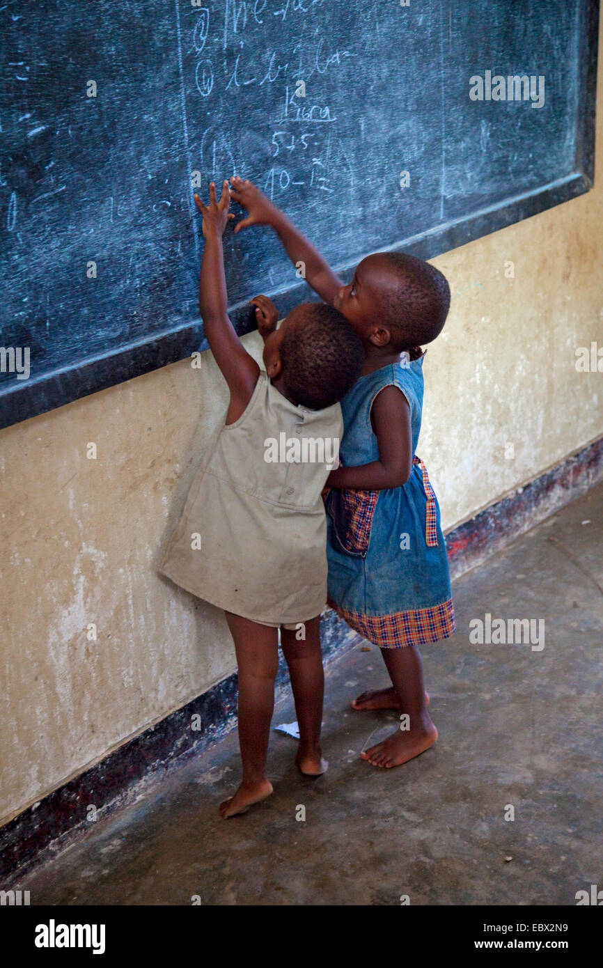 Due bambine disegno sulla lavagna, Burundi Bujumbura Mairie, Bujumbura Foto Stock