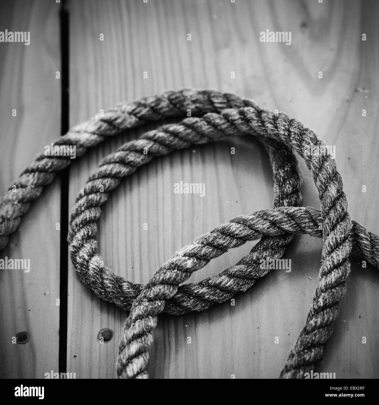 Close up di corda sulla coperta della barca Foto Stock