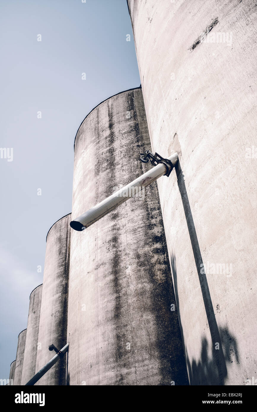 Basso angolo di visione industriale di un silo di cemento Foto Stock