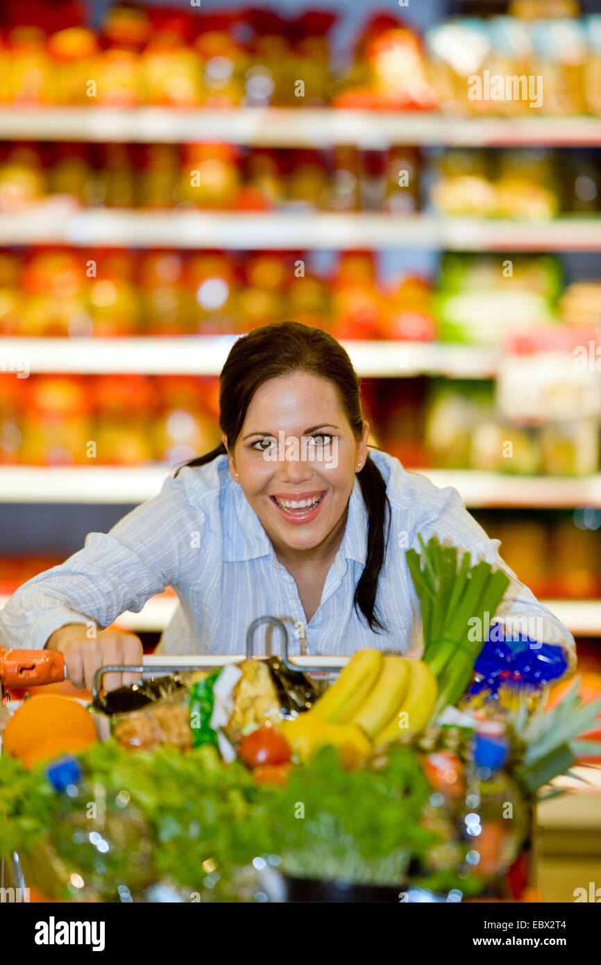 Giovane donna nel supermercato compra frutta e cibo Foto Stock