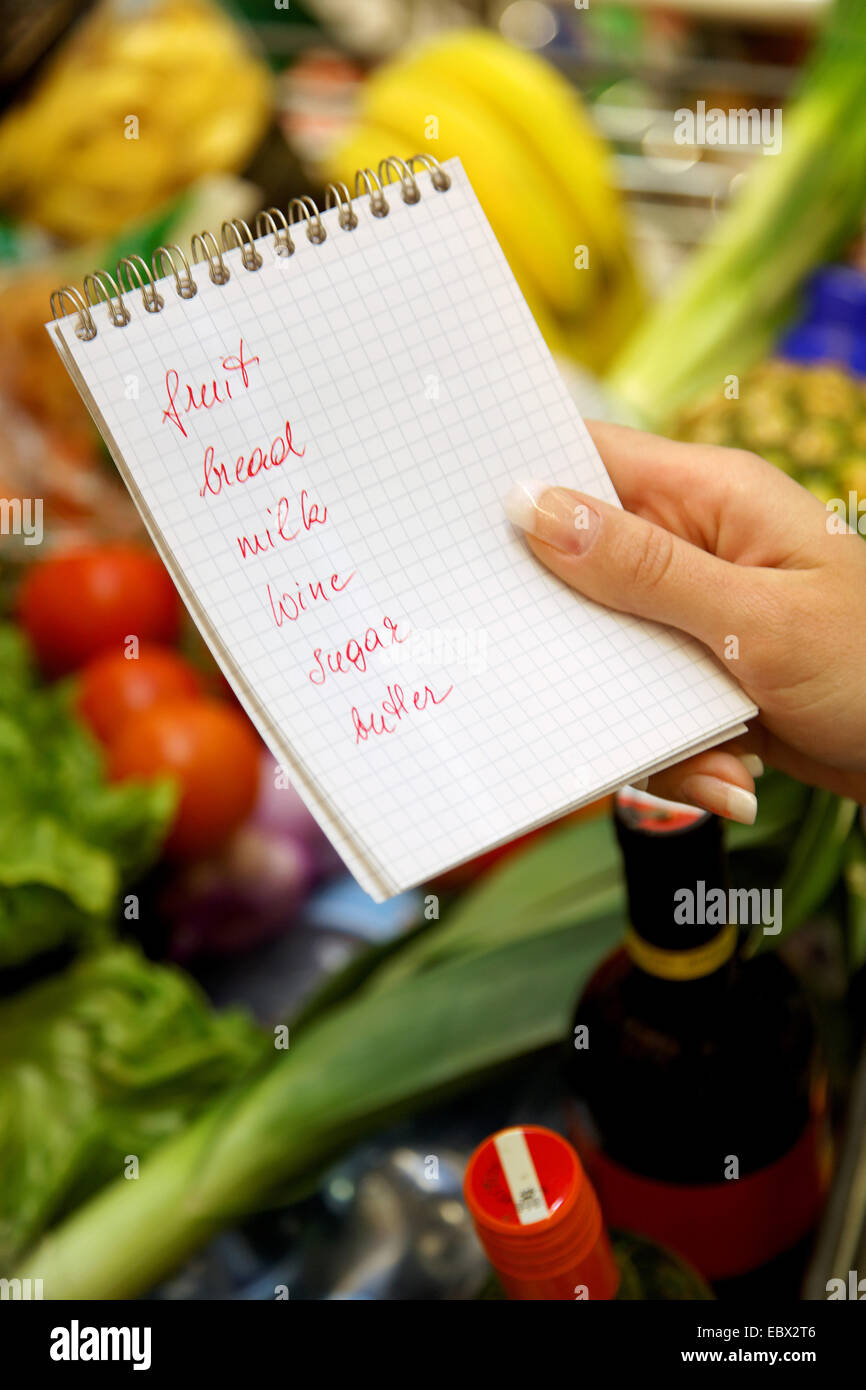 Inglese elenco di acquisti in un supermercato con un carrello della spesa Foto Stock