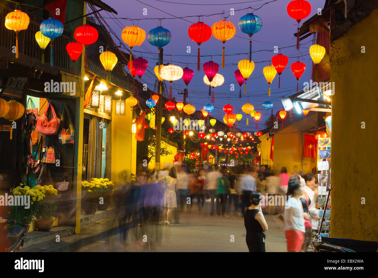 Hoi An in Vietnam di notte main street illuminato da colorate illuminazioni di lampioncini colorati Foto Stock