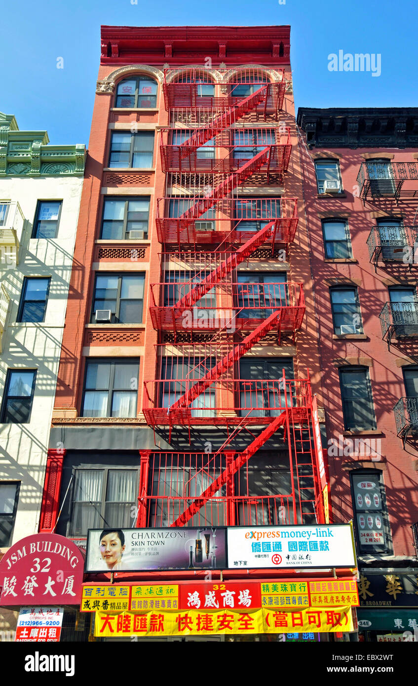 Vista sulla facciata con fuoco sfugge e graffitis, STATI UNITI D'AMERICA, Manhattan New York City Foto Stock
