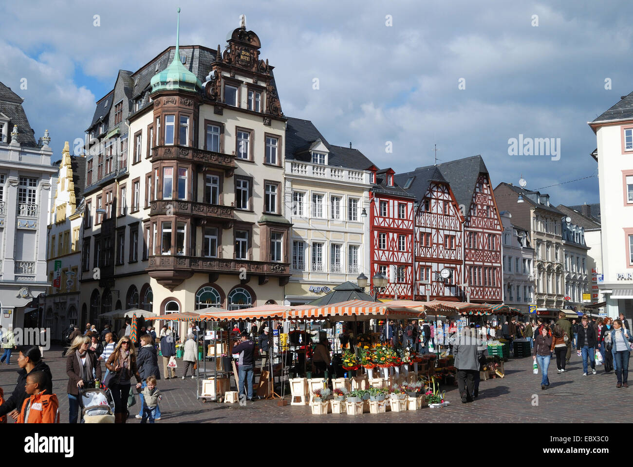 Mercato principale con fiore e cavalletti in legno case, in Germania, in Renania Palatinato, Treviri Foto Stock