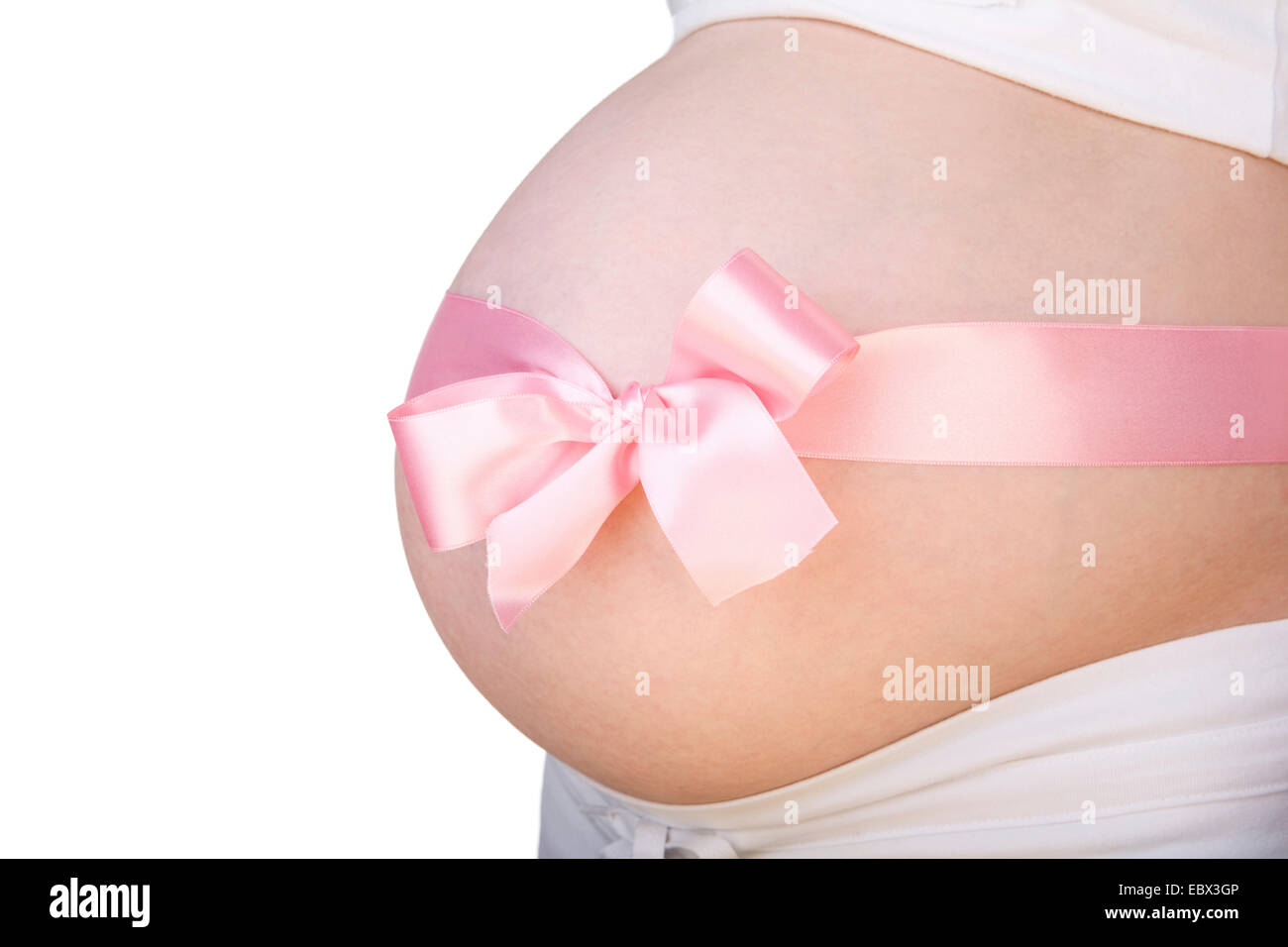 Pancia in gravidanza con fiocco rosa su di esso Foto Stock