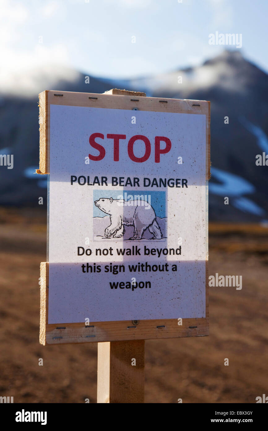 Orso polare (Ursus maritimus), segno di avvertimento orso polare in pericolo e la domanda di armi del cuscinetto, Norvegia Isole Svalbard, Ny Alesund Foto Stock