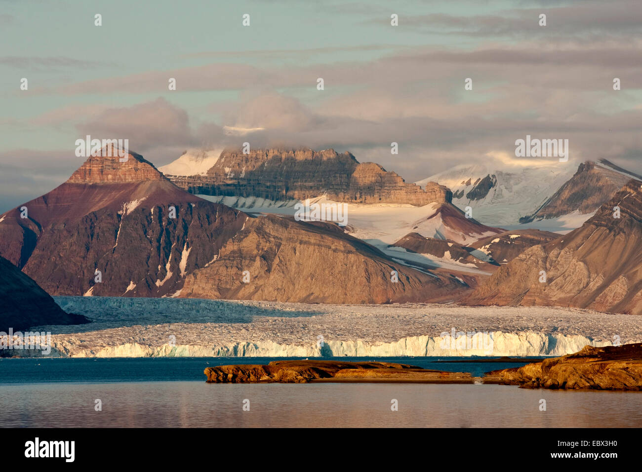 Vista dal Ny Alesind ober un ghiacciaio al Dronningfjella, Norvegia Isole Svalbard, Kongsfjord, Ny Alesund Foto Stock