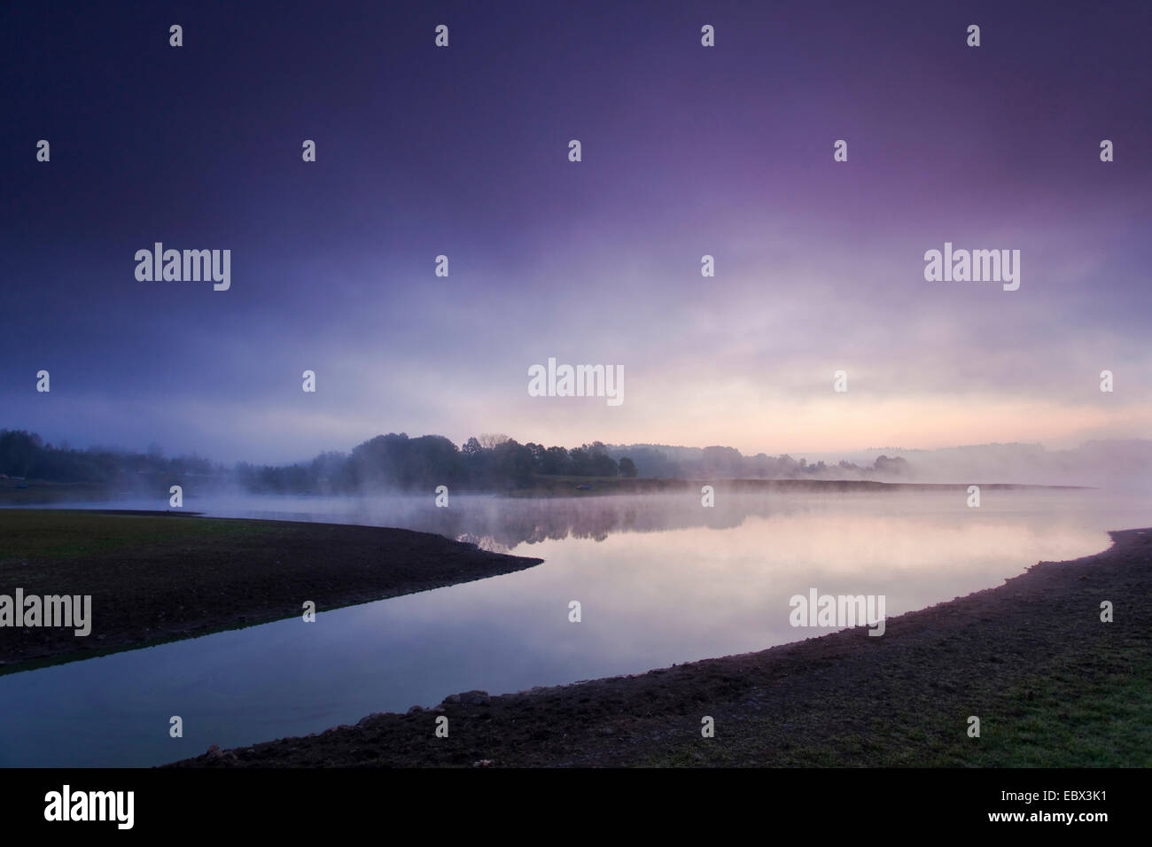 Sunrise nella nebbia di mattina al Lago Poehl, in Germania, in Sassonia, Vogtlaendische Schweiz Foto Stock