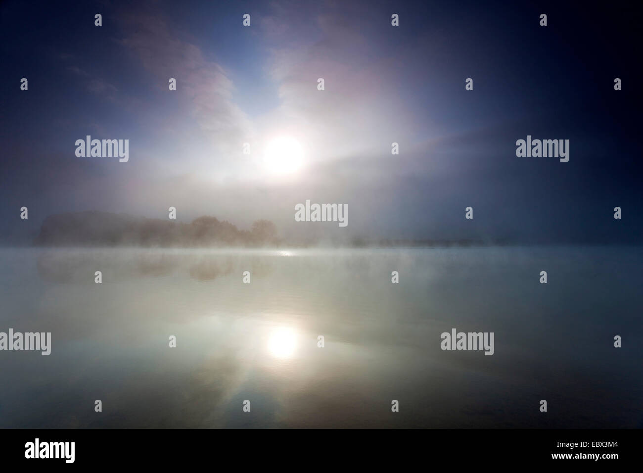 Tramonto su un lago di nebbia, in Germania, in Sassonia, Vogtlaendische Schweiz, Talsperre Poehl Foto Stock