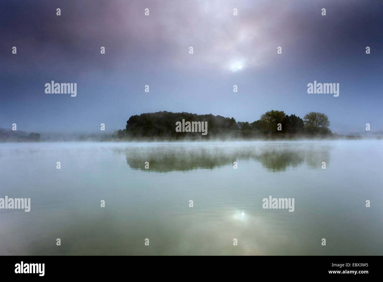 Tramonto su un lago di nebbia, in Germania, in Sassonia, Vogtlaendische Schweiz, Talsperre Poehl Foto Stock