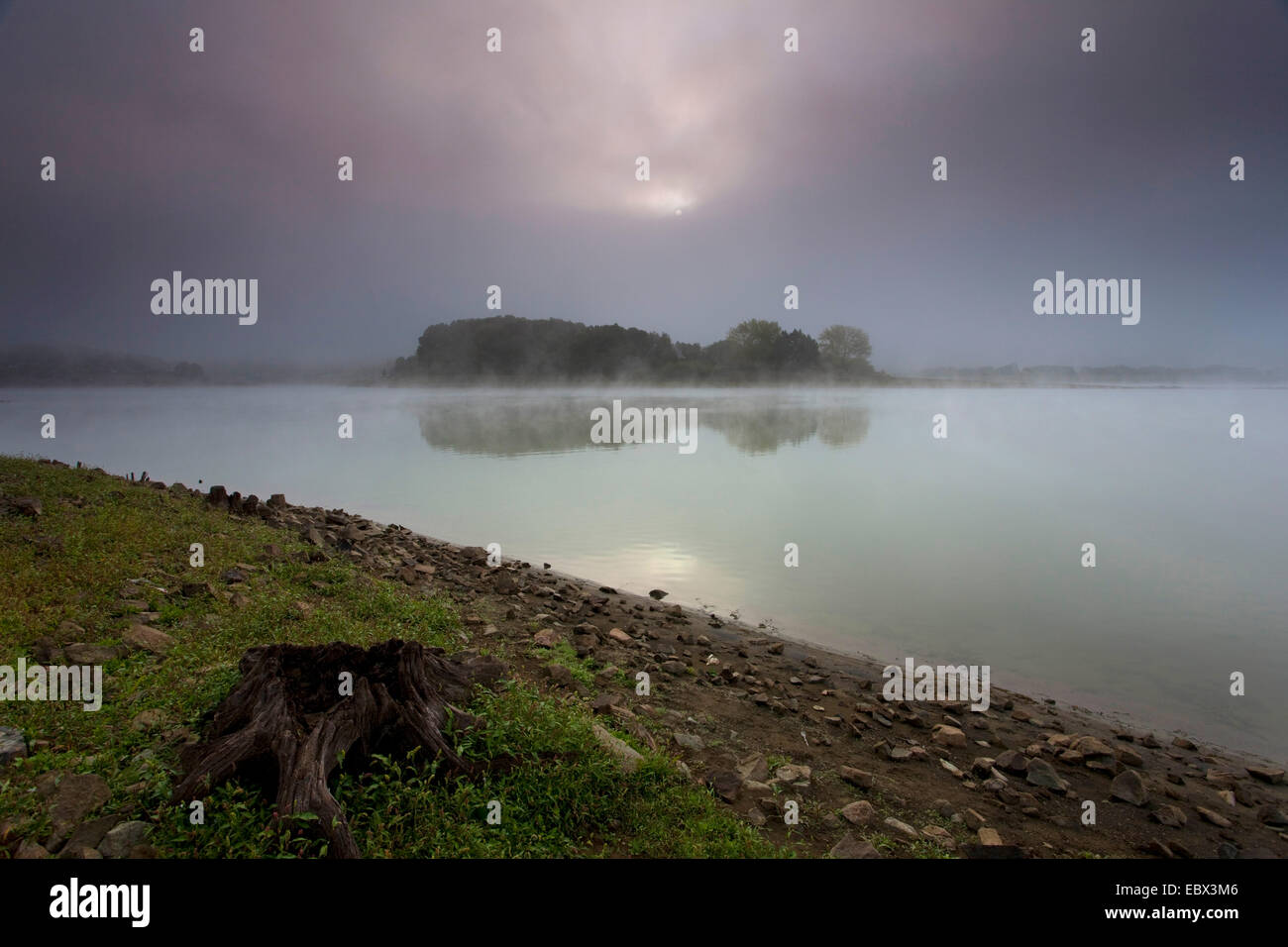 Tramonto su un lago di nebbia, in Germania, in Sassonia, Vogtlaendische Schweiz, Talsperre Poehl Foto Stock