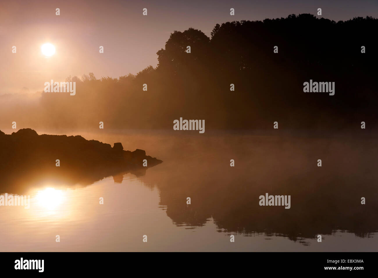 Tramonto su un lago di nebbia, in Germania, in Sassonia, Vogtlaendische Schweiz, Talsperre Poehl Foto Stock