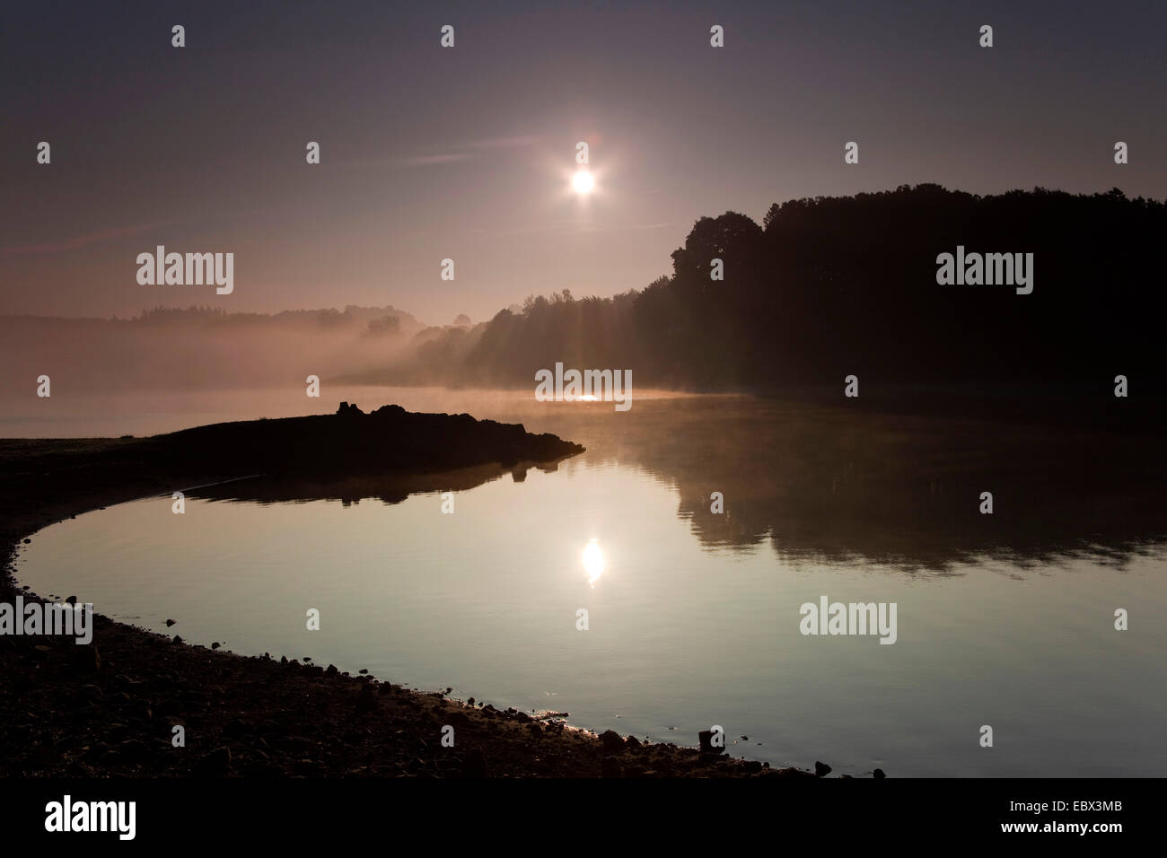 Tramonto su un lago di nebbia, in Germania, in Sassonia, Vogtlaendische Schweiz, Talsperre Poehl Foto Stock
