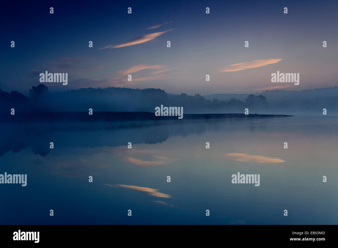 Tramonto su un lago di nebbia, in Germania, in Sassonia, Vogtlaendische Schweiz, Talsperre Poehl Foto Stock