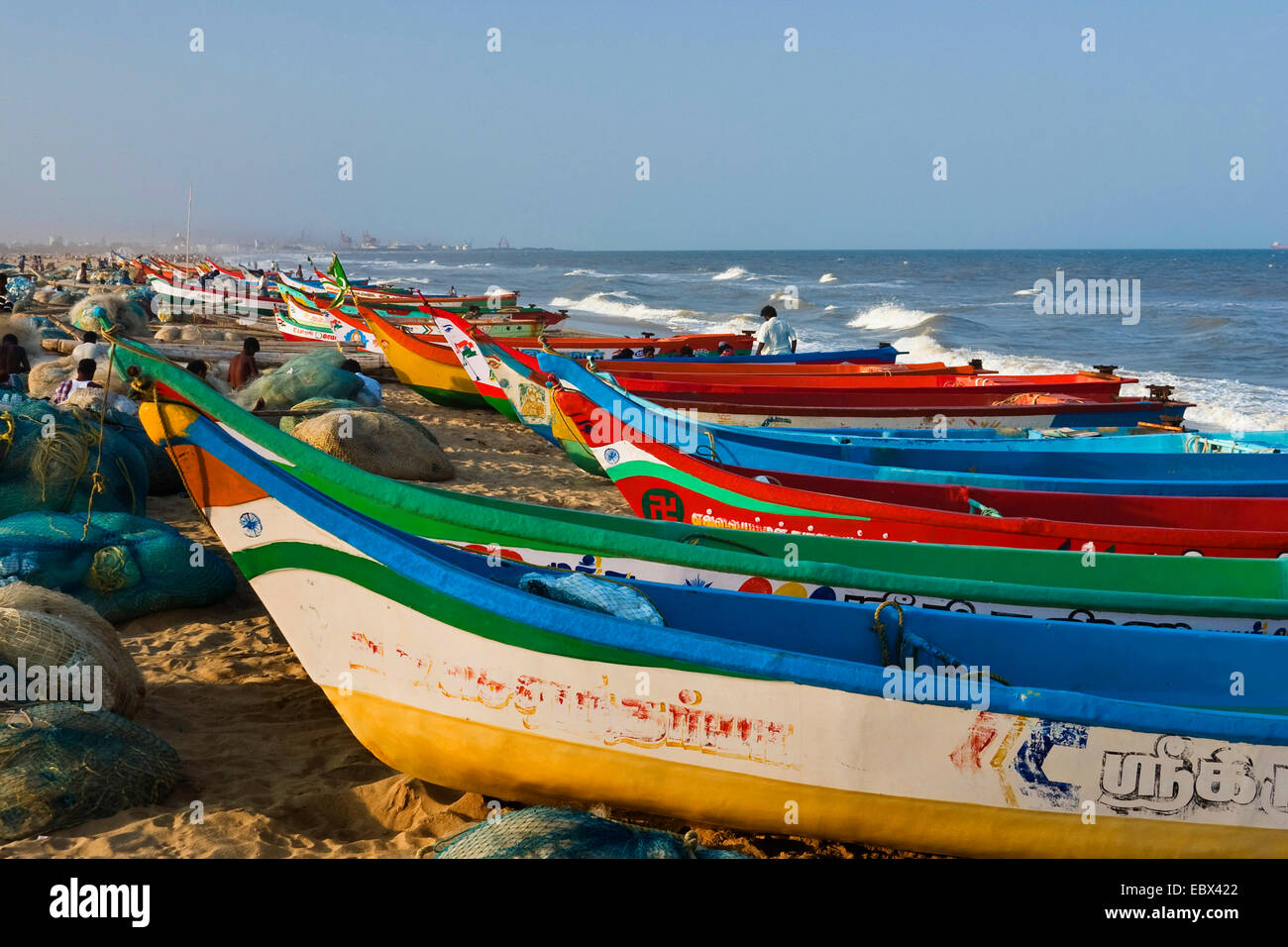 Coloratissime barche di pescatori sulla spiaggia di sabbia, India, nello Stato del Tamil Nadu, Marina Beach, Chennai Foto Stock