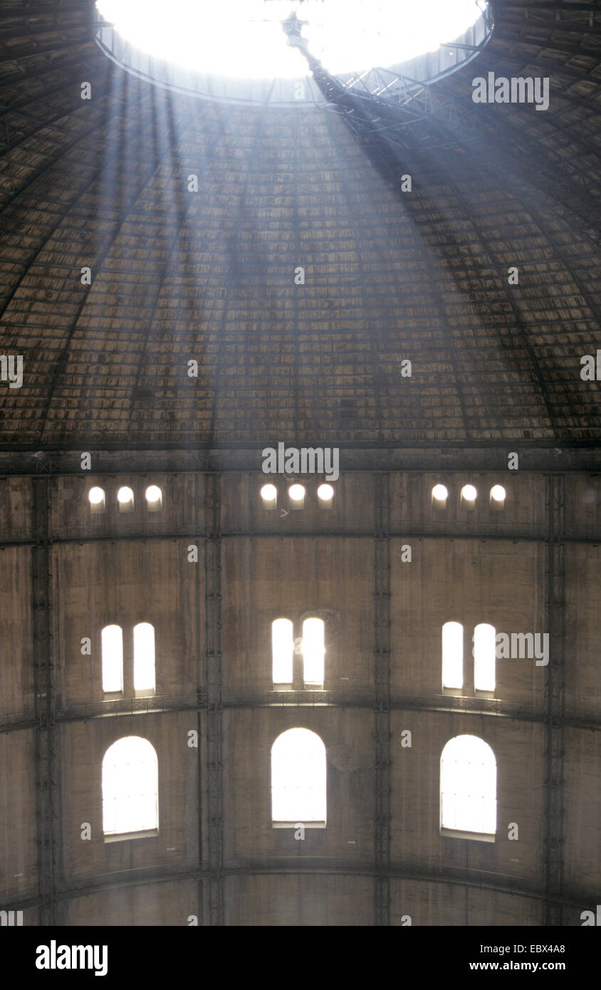 Interno del gasometro con fasci di luce, Austria, Vienna Foto Stock