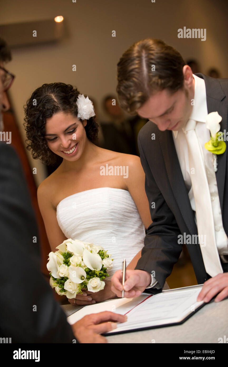 Sposato in una cerimonia civile, sposo cantando il certificato di matrimonio Foto Stock