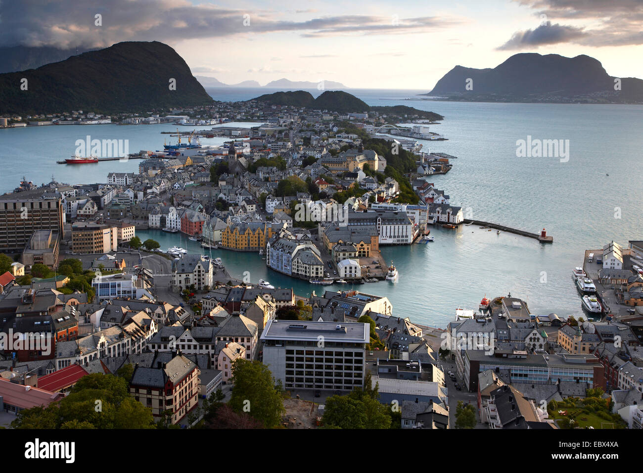 Vista a la città dal punto di vedetta Fjellstua sul monte Aksla, Norvegia, Sunnmore, Mittelnorwegen, Aalesund Foto Stock