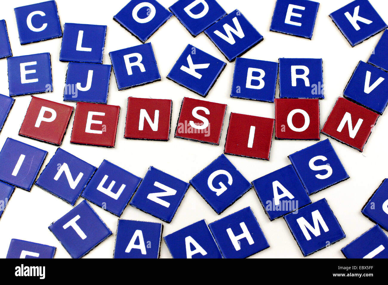 Scrabble blu token, quelli rossi formando la parola pension Foto Stock