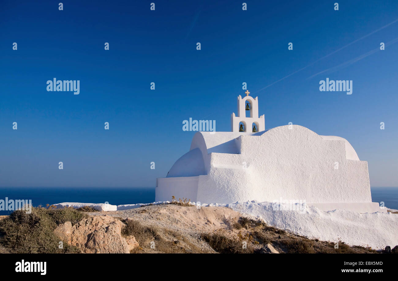 Tradizionale greco chiesa bianca sull'isola altopiano, Grecia CICLADI, Santorini, Oia Foto Stock