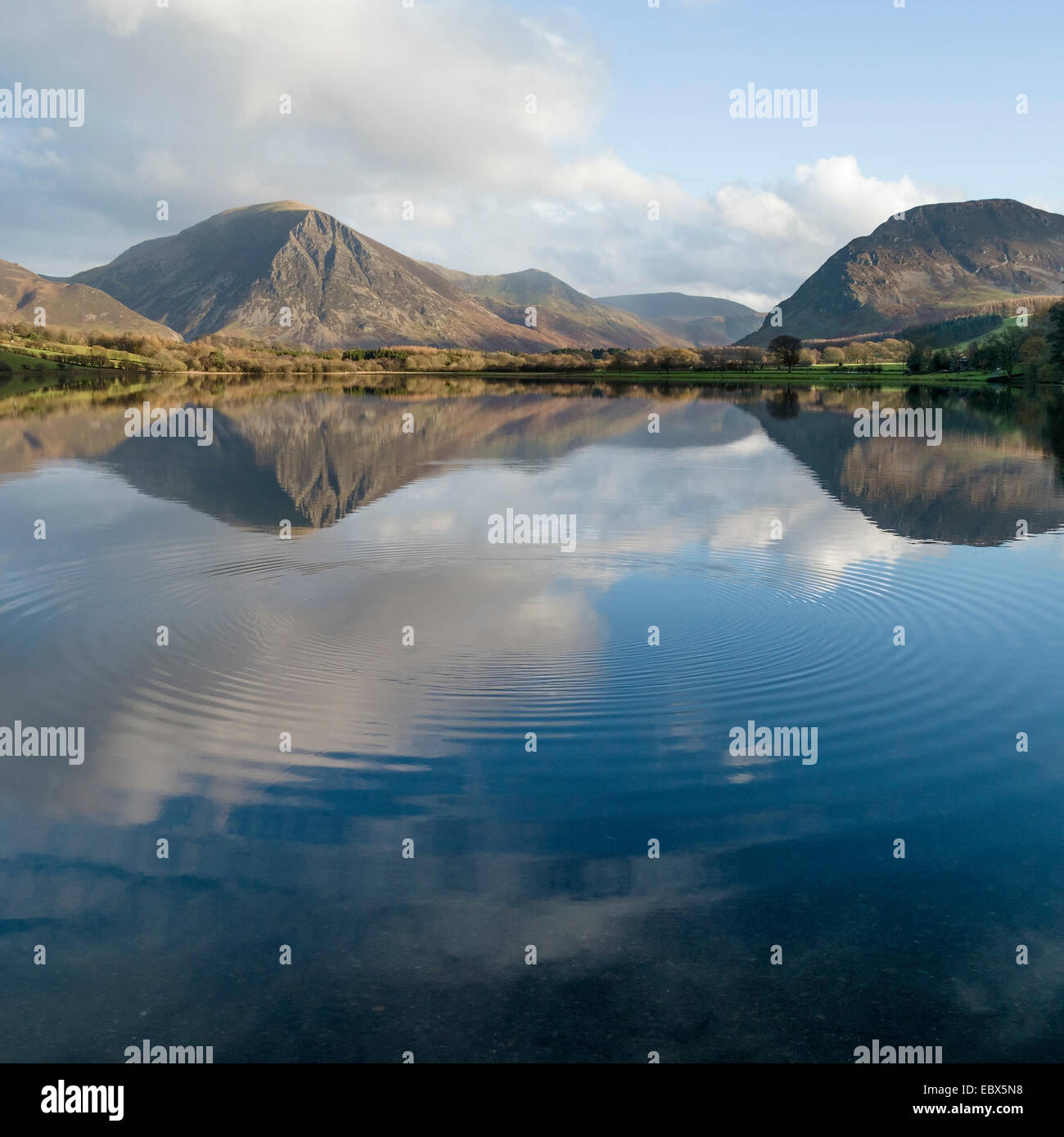 Ripples in calme acque cristalline del lago Loweswater con mountain fells oltre, Lake District inglese, Cumbria, Inghilterra, Regno Unito. Foto Stock