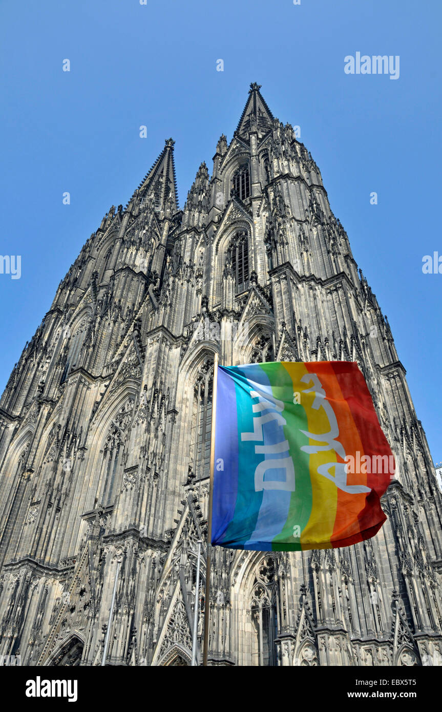 Bandiera della pace di fronte la Cattedrale di Colonia, in Germania, in Renania settentrionale-Vestfalia, Colonia Foto Stock