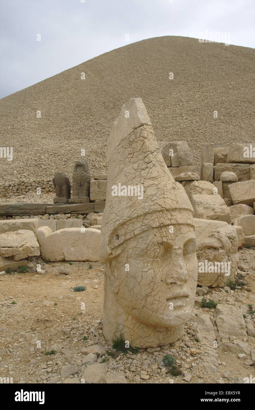Free-standing capi di over-size statue dei re e delle divinità presso l'antica sanctum e tomba a monte Nemrut, Turchia, Anatolia, Taurusgebirge Foto Stock
