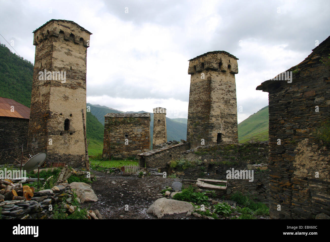Ushguli, borgo medievale con Svanetian tipiche torri di protezione, Georgia, nel Caucaso Foto Stock