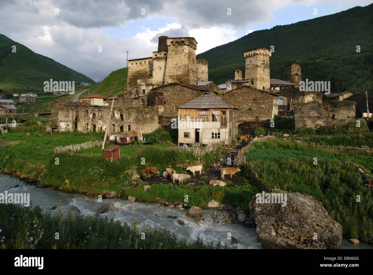 Ushguli, borgo medievale con Svanetian tipiche torri di protezione, Georgia, nel Caucaso Foto Stock