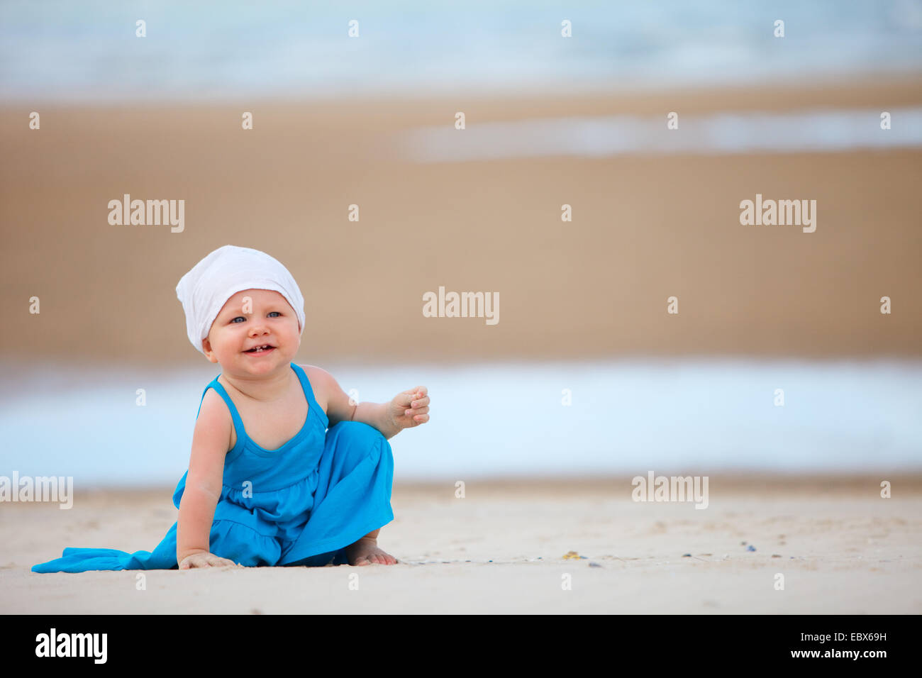 Baby in spiaggia Foto Stock