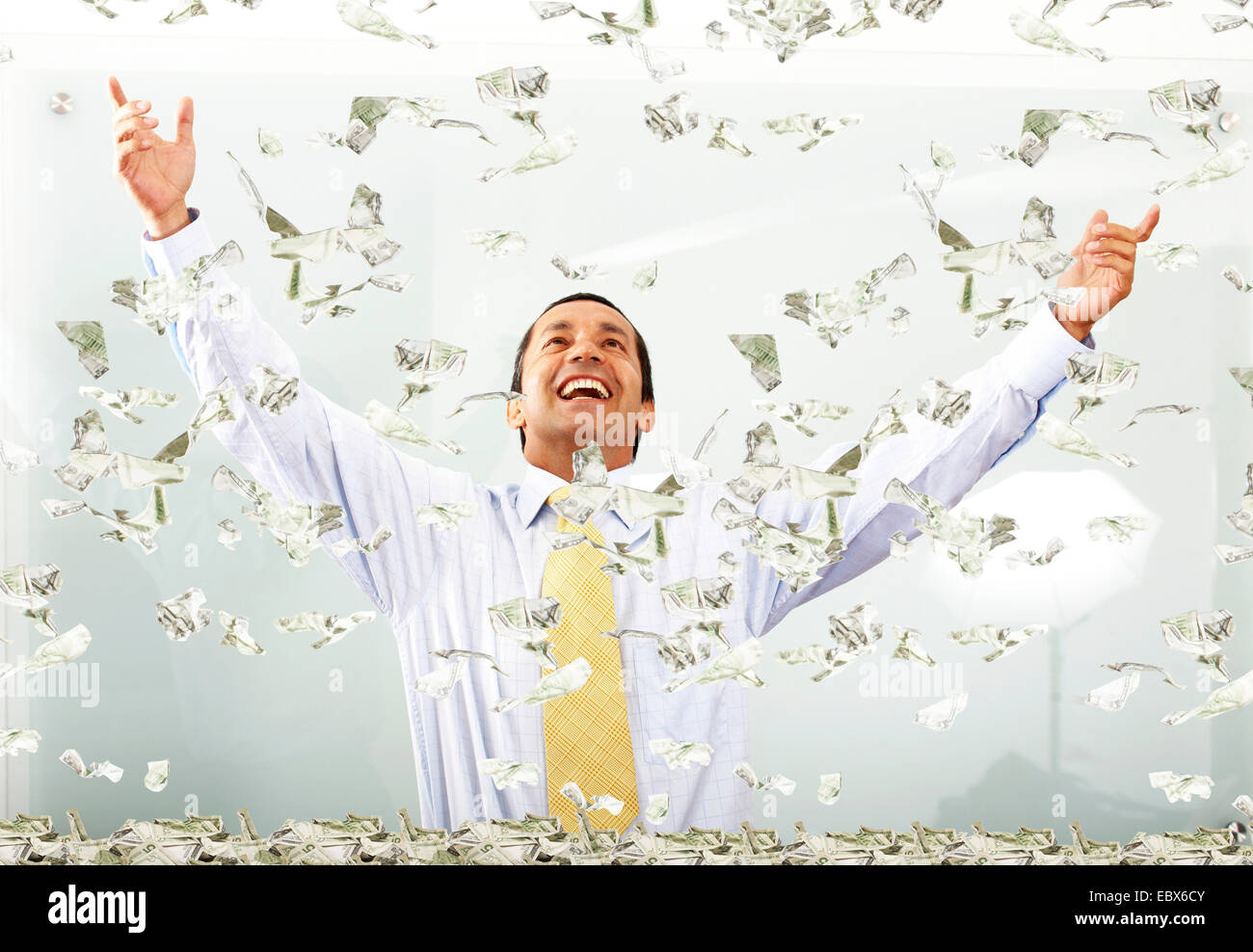 Il successo del business - uomo con un sacco di soldi a sorridere Foto Stock