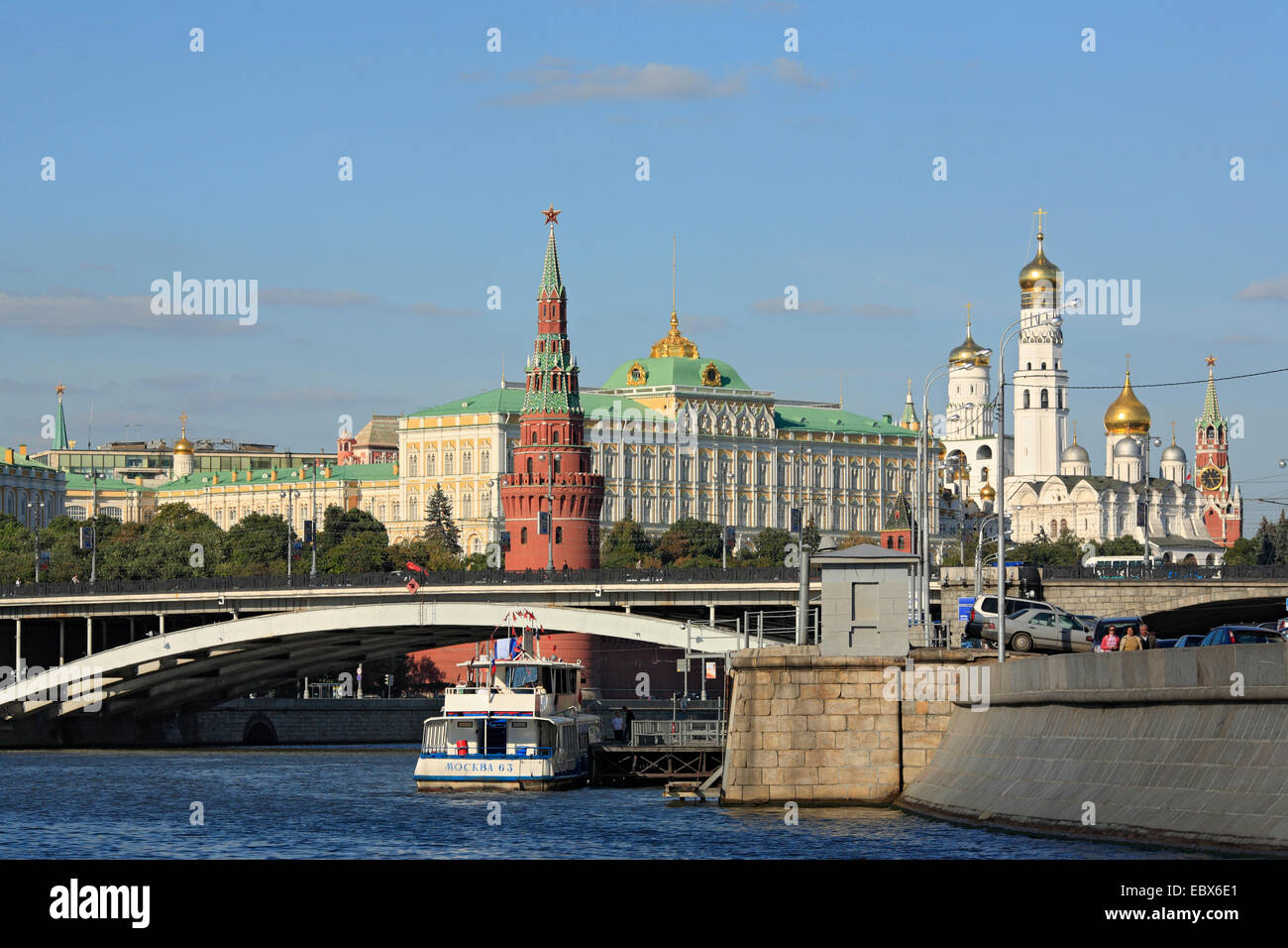 Nave turistica sul fiume Moskva con il Cremlino di Mosca, Russia Moskau Foto Stock