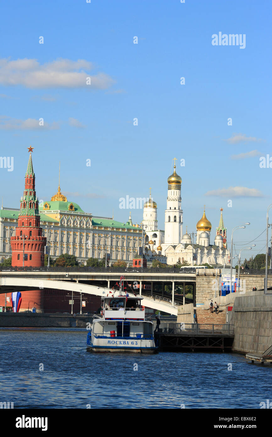 Nave turistica sul fiume Moskva con il Cremlino di Mosca, Russia Moskau Foto Stock