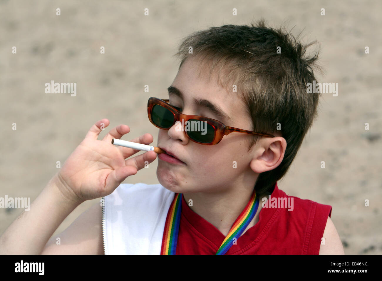 Dieci anni cool Ragazzo con occhiali da sole e sigaretta Foto stock - Alamy