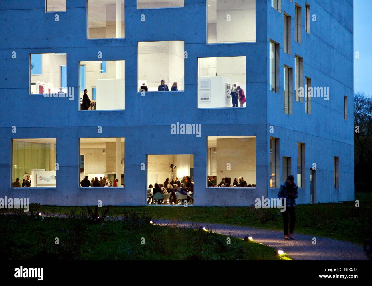 Persone in Zollverein School of Management e il design in Twilight, in Germania, in Renania settentrionale-Vestfalia, la zona della Ruhr, Essen Foto Stock