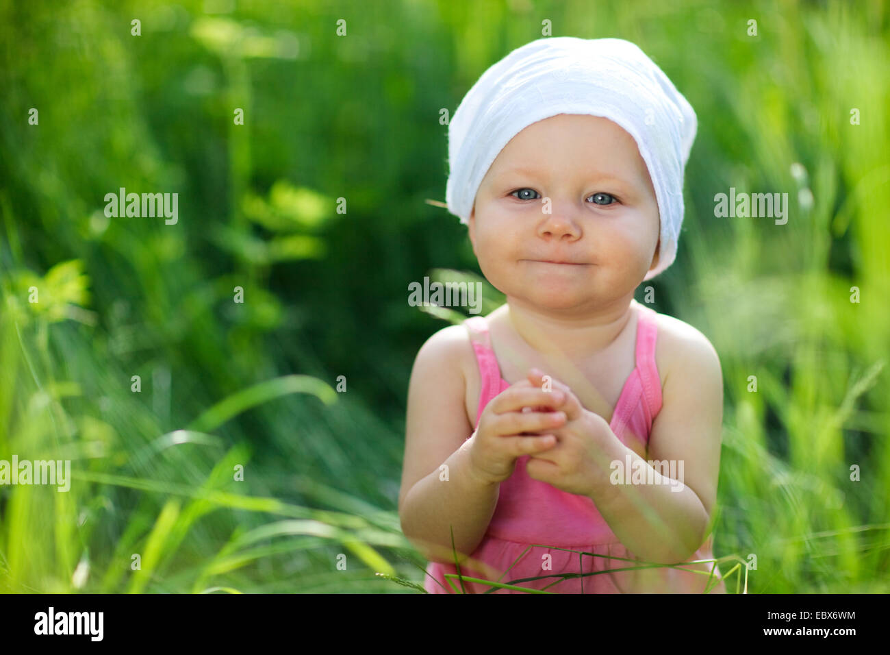 Baby girl in esterni al giorno d'estate e di sole Foto Stock