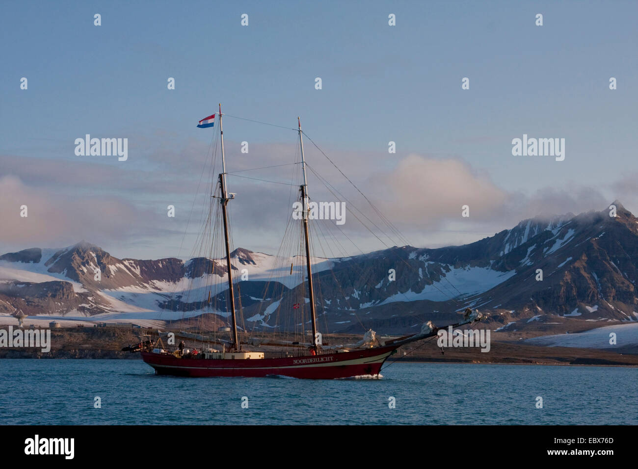 Due-masted nave a vela in un fiordo, Norvegia Isole Svalbard, Kongsfjorden Foto Stock