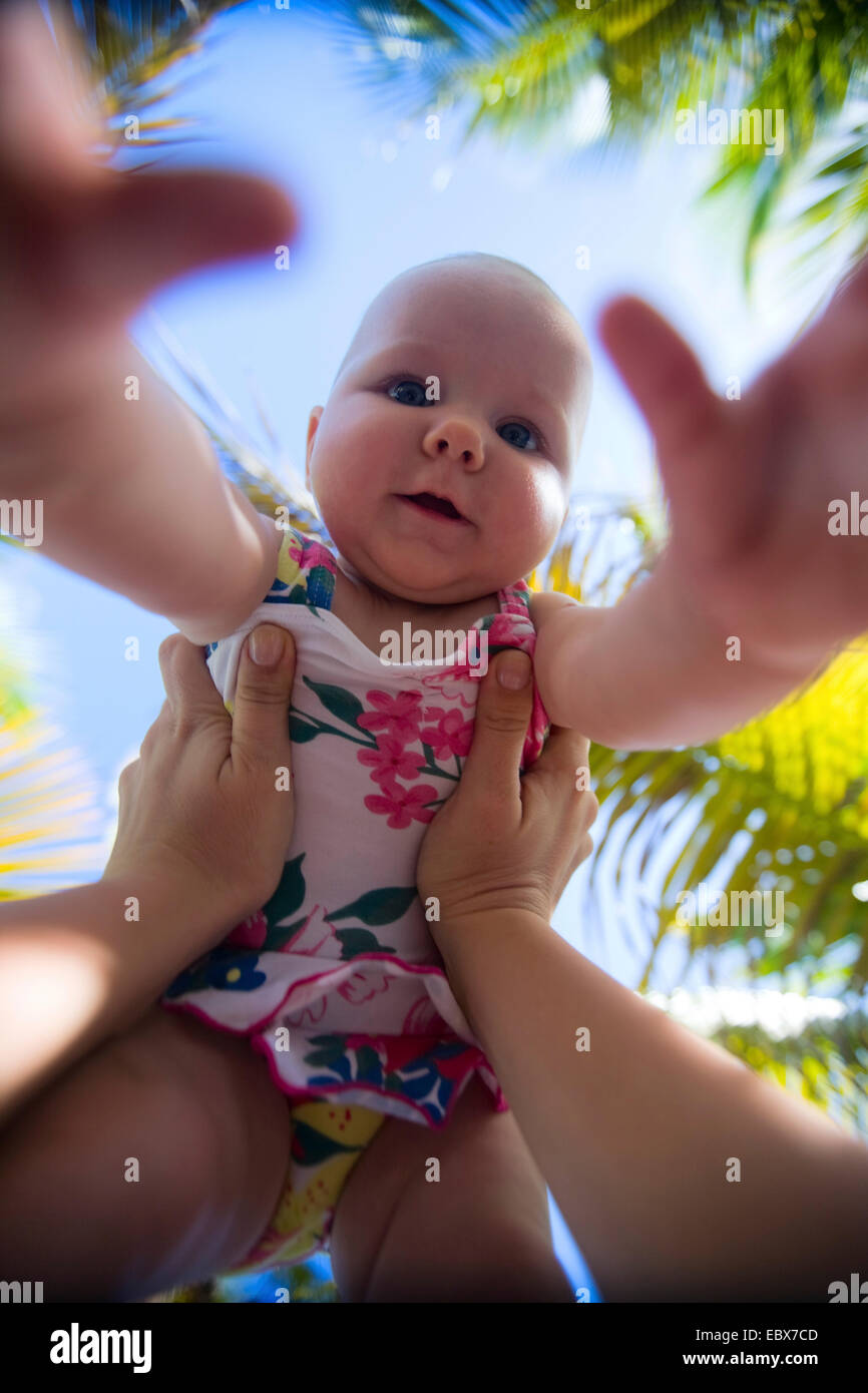 4 mesi Baby girl in vacanza nel paese tropicale Foto Stock