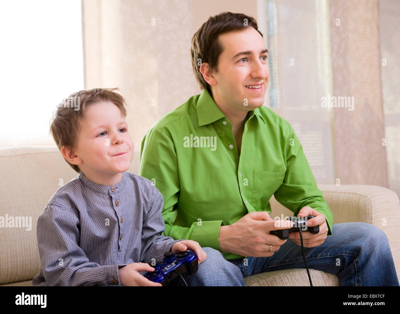 Padre e Figlio con i video game controller Foto Stock