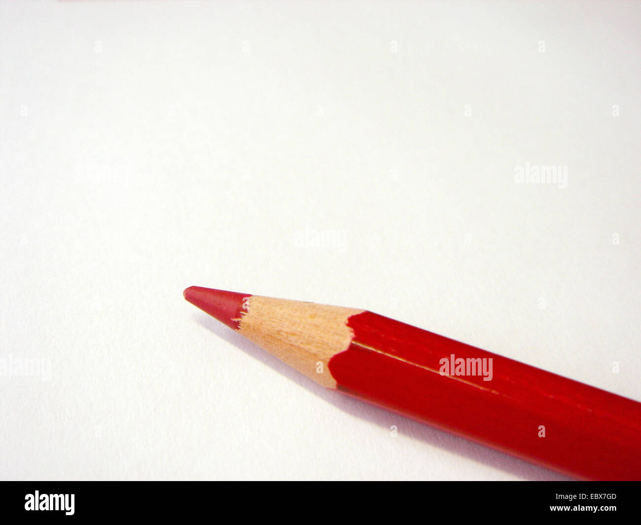 Matita rossa vuota di un foglio bianco di carta Foto Stock