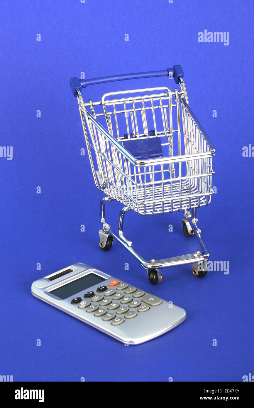 Carrello vuoto con una calcolatrice tascabile Foto Stock