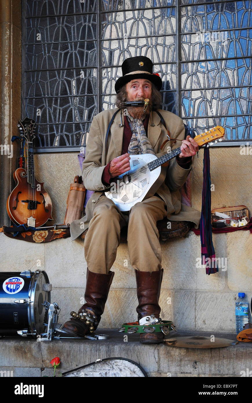 Il vecchio suonatore ambulante suonando la chitarra, Europa, Germania, Renania settentrionale-Vestfalia, Muensterland Foto Stock