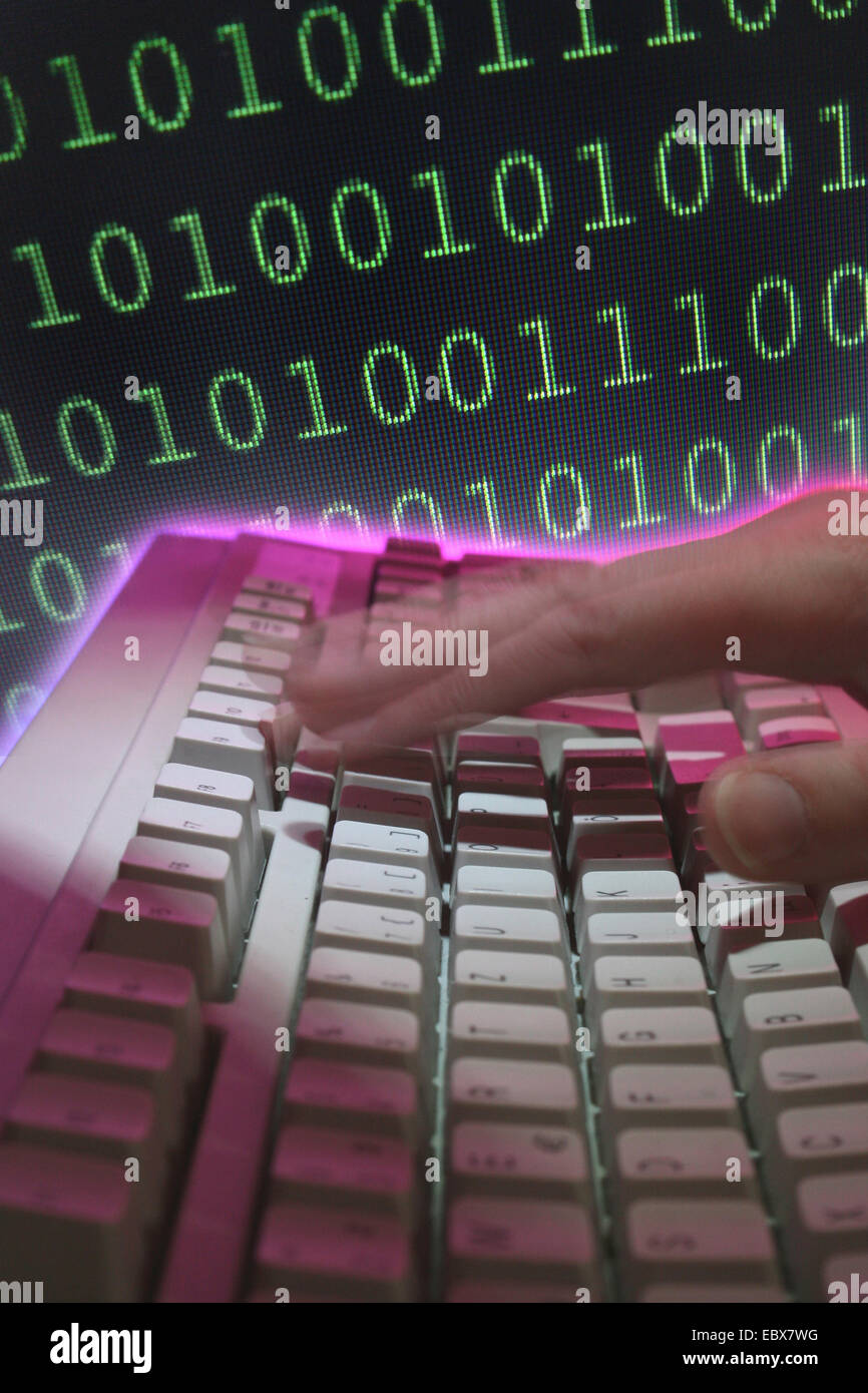 Tastiera del computer con una mano e il codice numerico Foto Stock