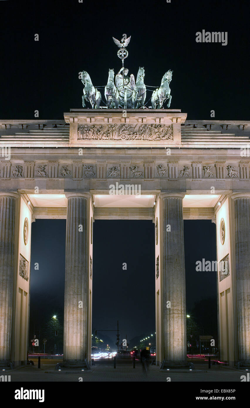 Brandenburger Tor con Quadriga di notte, Germania Berlino Foto Stock