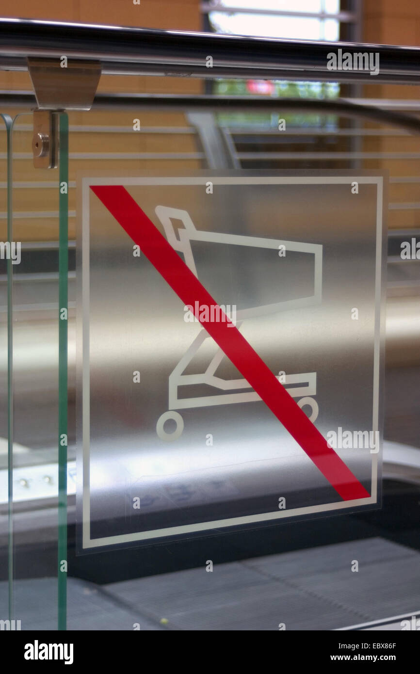 Cartello in escalator, no carrelli di shopping, Germania Foto Stock