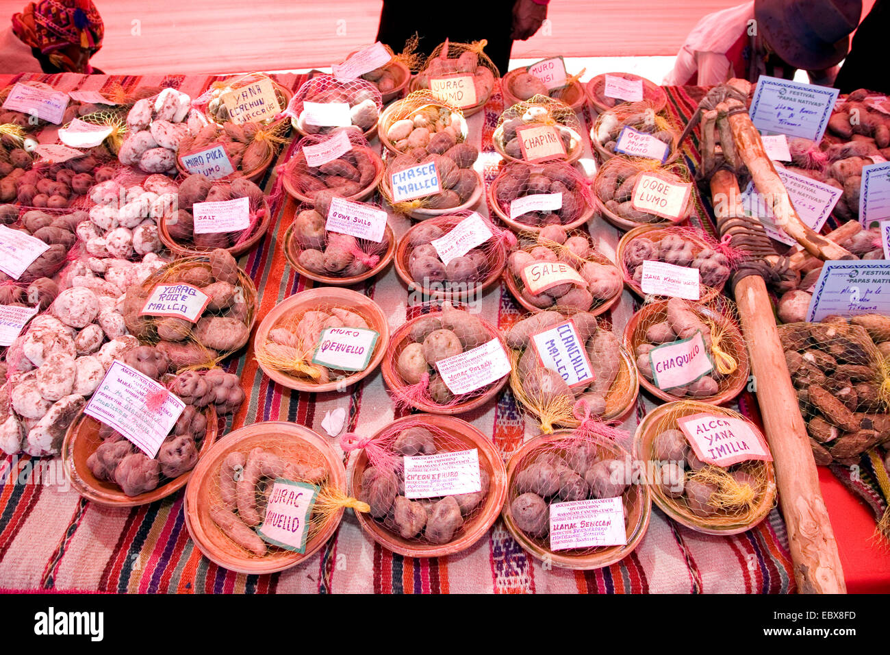 Fruttivendolo stand di mercato con patate indigene, Perù, Cuzco Foto Stock