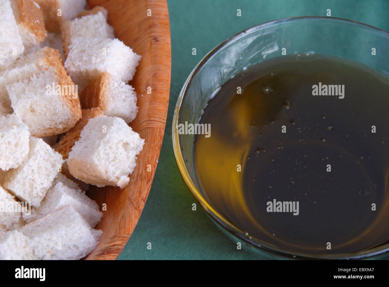 Olio di semi di uva in una ciotola e pezzi di pane, in Germania, in Renania Palatinato, Palatinato Foto Stock