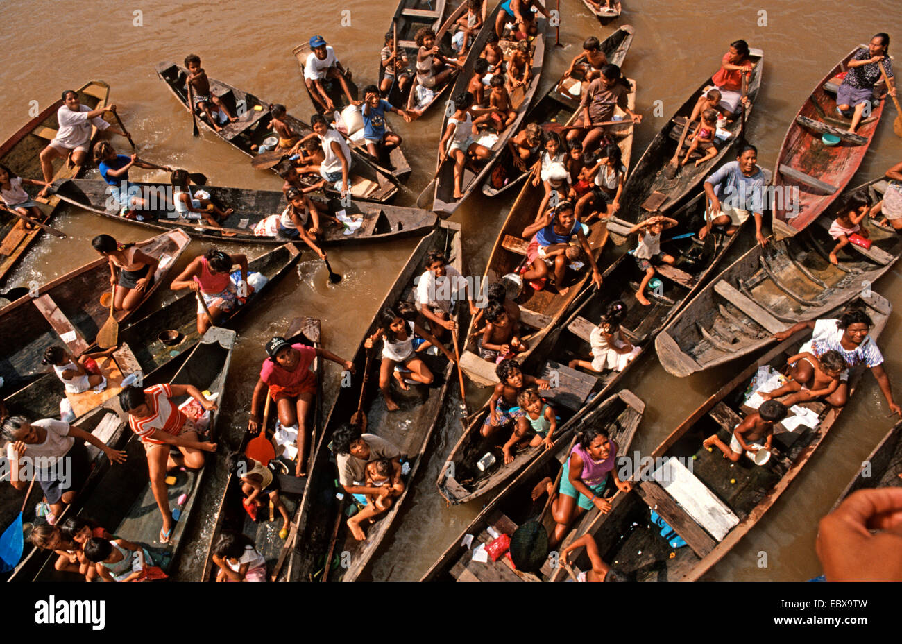 Indigeni in barche in Amazzonia, Brasile Foto Stock